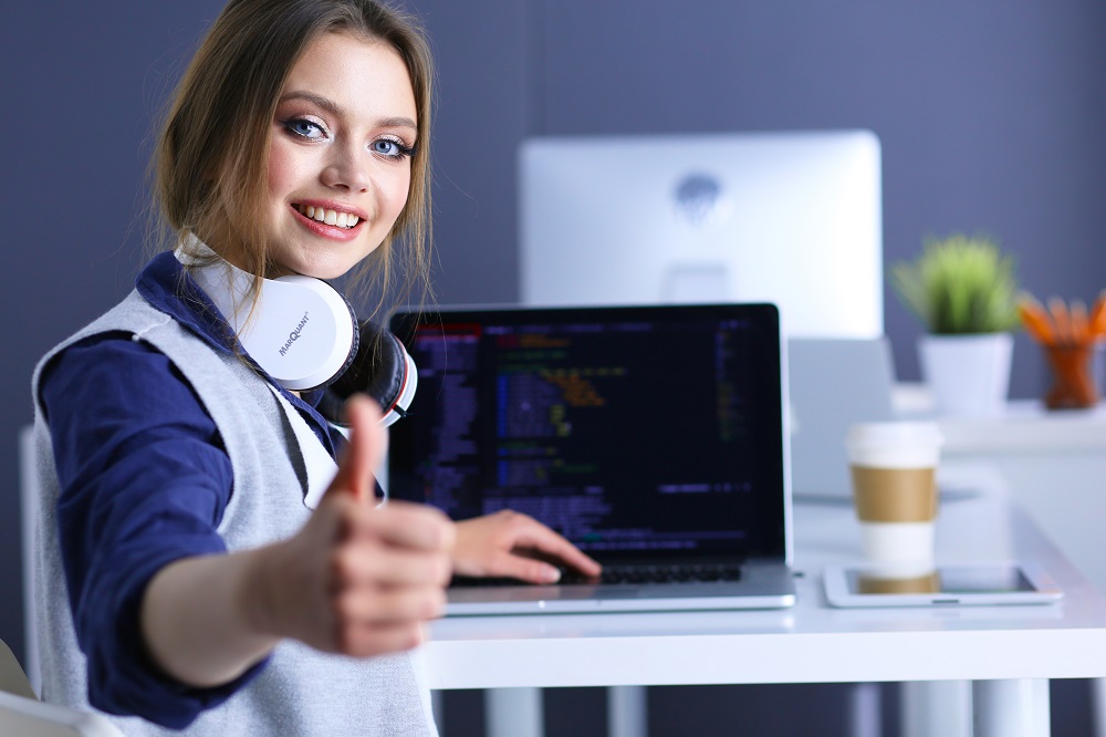 crear CV online gratis: mujer programadora frente a computadora